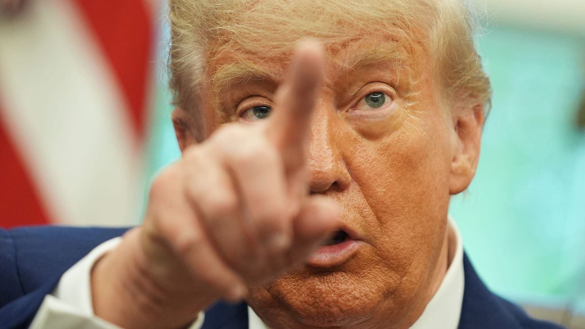 US-Präsident Donald Trump spricht vor Reportern im Oval Office des Weißen Hauses.