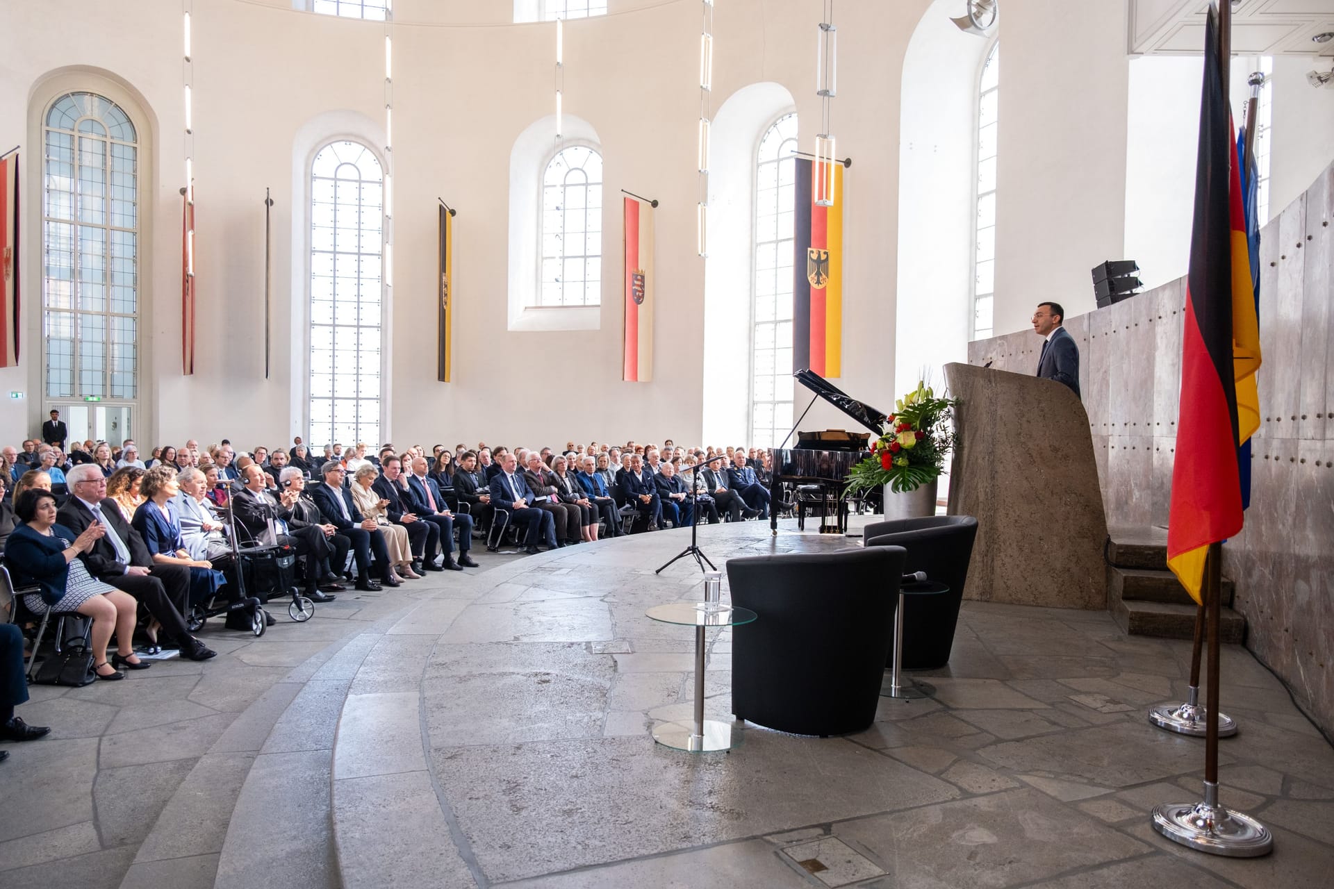 Mike Josef hält eine Rede: Die Gedenkstunde fand in der Paulskirche statt.