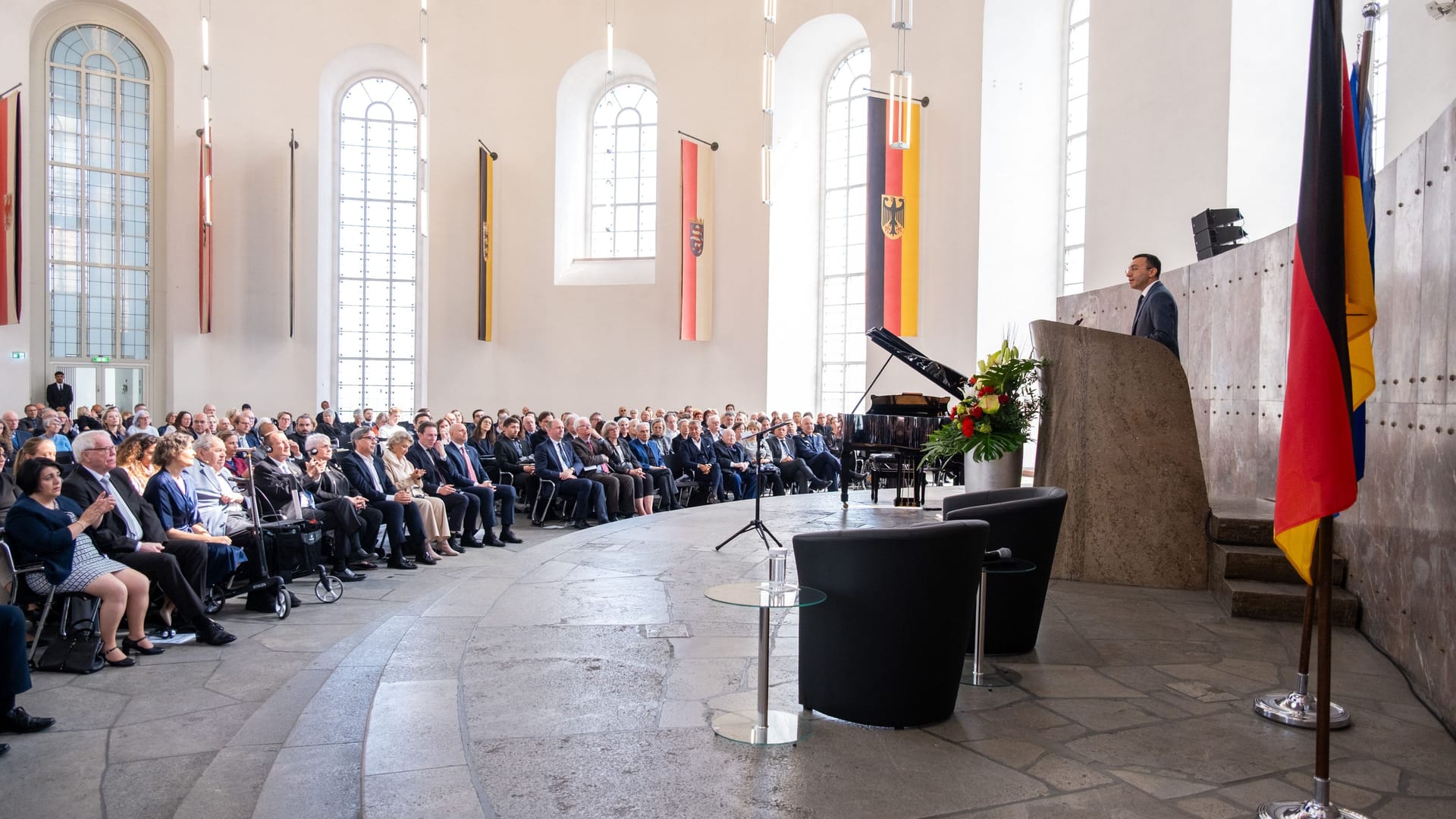 Mike Josef hält eine Rede: Die Gedenkstunde fand in der Paulskirche statt.
