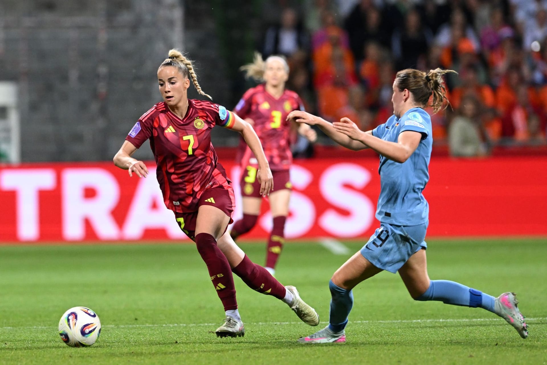 Giulia Gwinn (l.): Die Kapitänin legte das Tor zum 4:0 auf.
