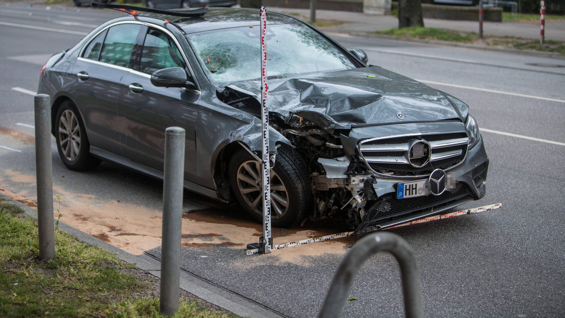 Ein beschädigter Mercedes steht auf der Kieler Straße (Archivbild): Die Verkehrsachse im Hamburger Westen ist ein Unfallschwerpunkt der Stadt.