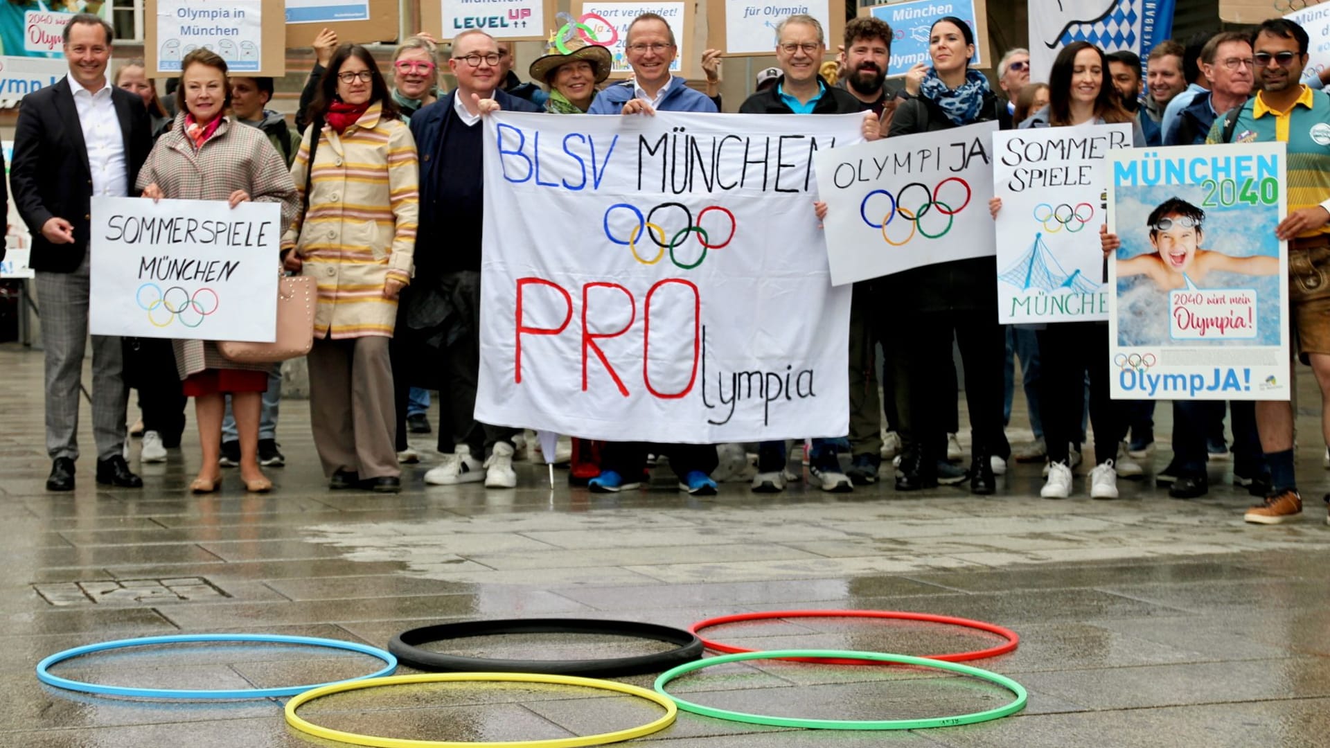 Befürworter einer Bewerbung um die Olympischen Spiele sind, haben sich ebenfalls auf dem Marienplatz formiert.