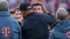 Küsschen und Standing Ovations, als Müller vom Platz muss