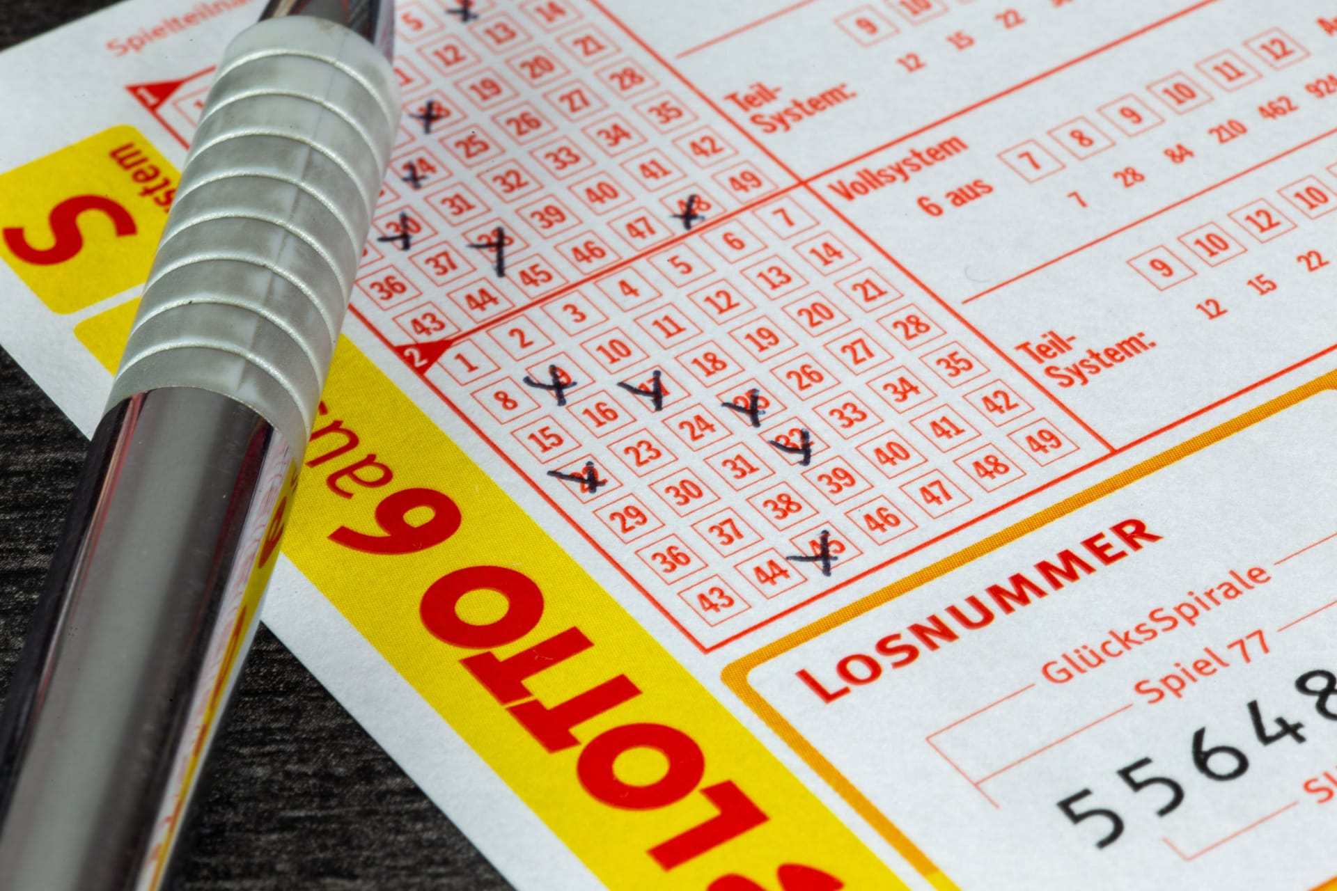 Nahaufnahme von einem Lottoschein (Symbolbild): Bei der Ziehung am Mittwoch wurde der Jackpot nicht geknackt.
