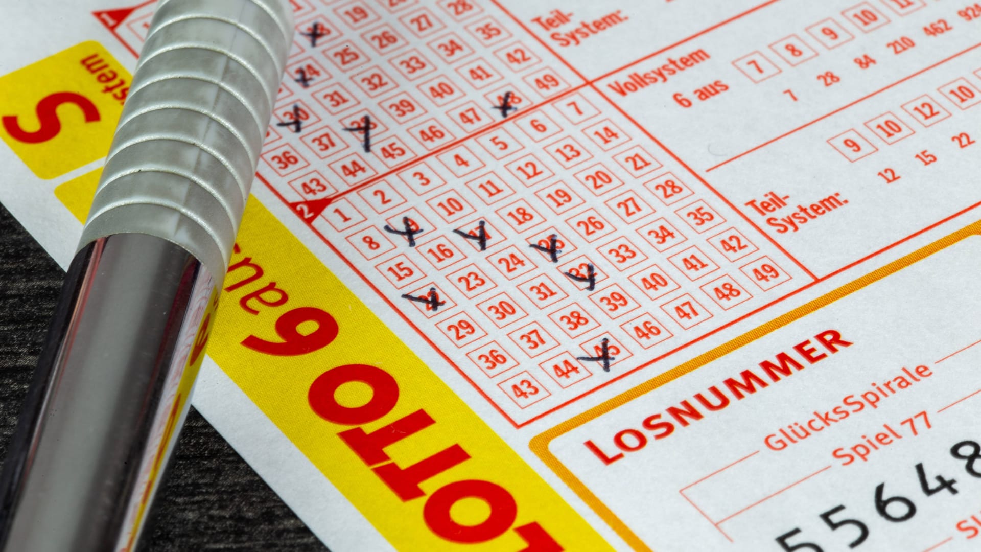 Nahaufnahme von einem Lottoschein (Symbolbild): Bei der Ziehung am Mittwoch wurde der Jackpot nicht geknackt. Nahaufnahme von einem Lottoschein (Symbolbild): Bei der Ziehung am Mittwoch wurde der Jackpot nicht geknackt.