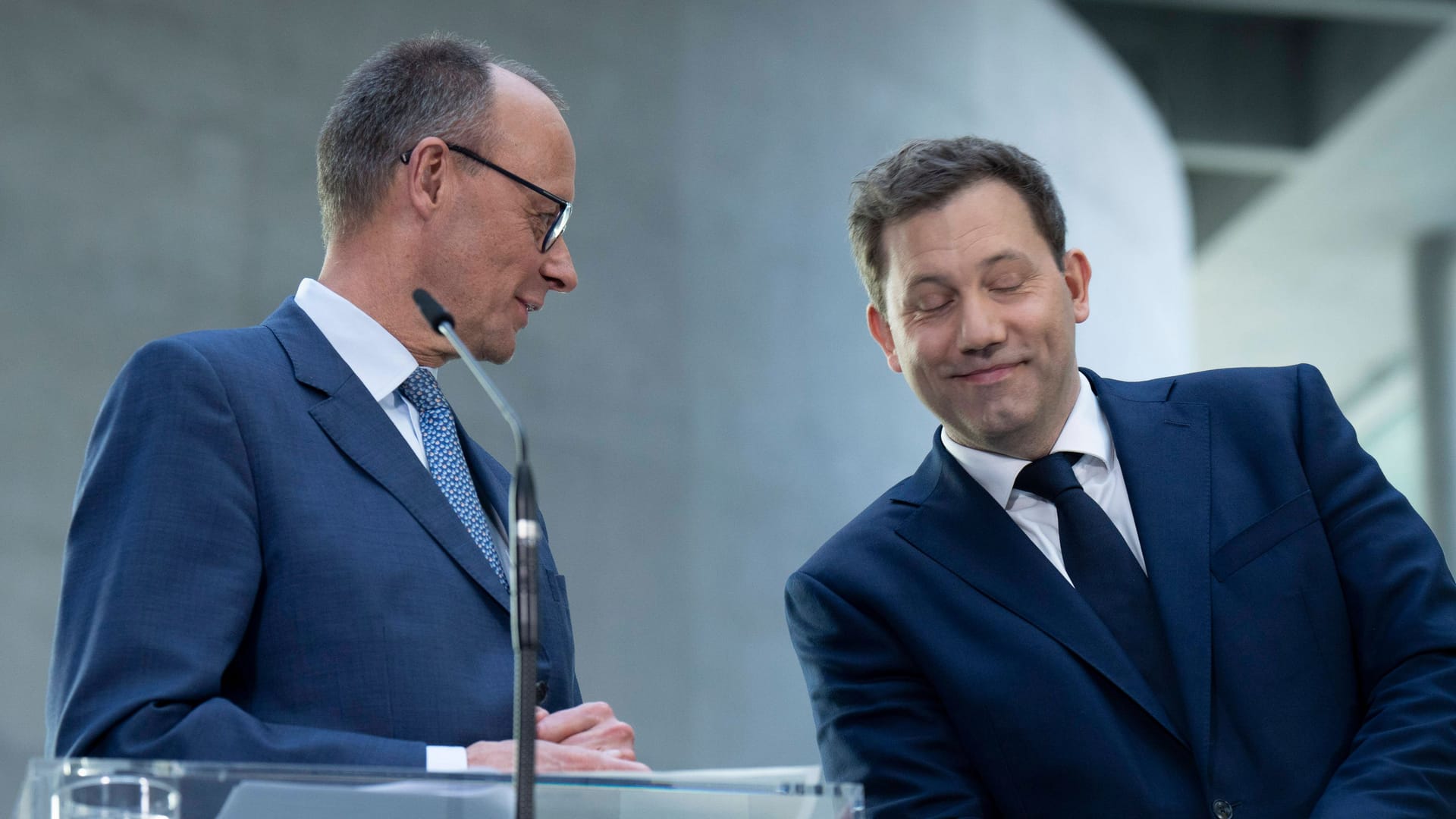 CDU-Vorsitzender Friedrich Merz und SPD-Chef Lars Klingbeil: Falschaussagen werden vom Grundgesetz gedeckt – das will Schwarz-Rot ändern. Aber ist das richtig?