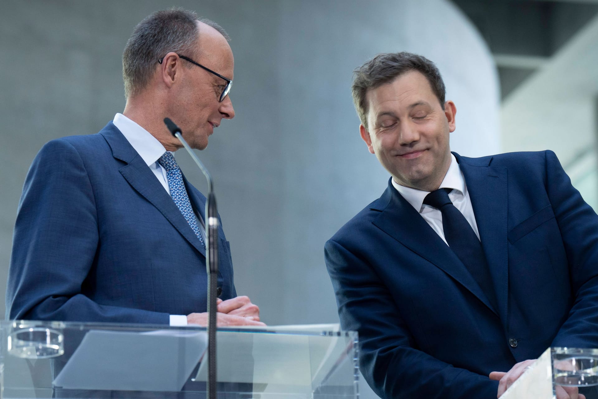 CDU-Vorsitzender Friedrich Merz und SPD-Chef Lars Klingbeil: Falschaussagen werden vom Grundgesetz gedeckt – das will Schwarz-Rot ändern. Aber ist das richtig?