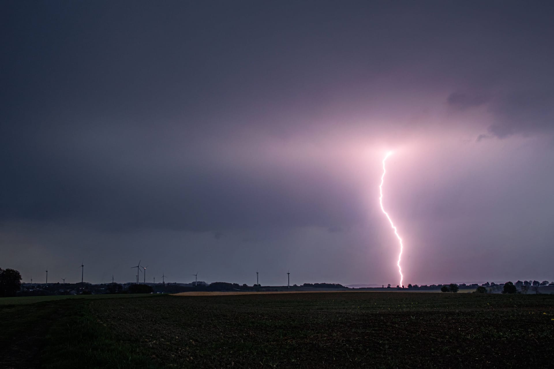 Ein Blitz schlägt während eines Unwetters ein (Archivbild): Der Deutsche Wetterdienst (DWD) erwartet am Wochenende bis zu 40 Liter Regen und starke Hagelschauer in Köln und der Region.