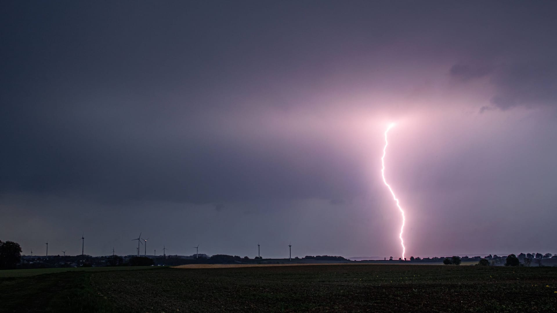 Ein Blitz schlägt während eines Unwetters ein (Archivbild): Der Deutsche Wetterdienst (DWD) erwartet am Wochenende bis zu 40 Liter Regen und starke Hagelschauer in Köln und der Region.