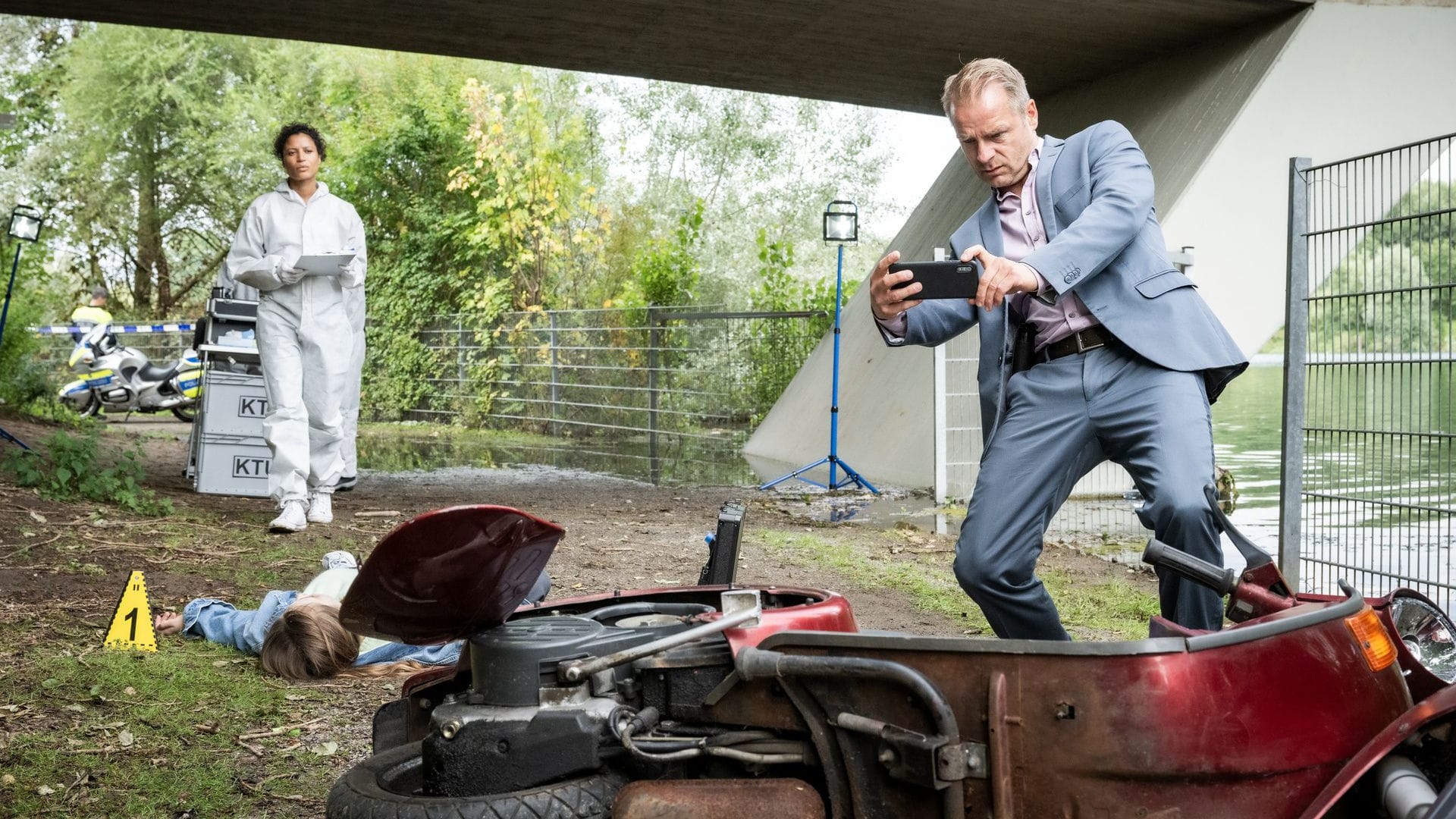 "Marie Brand" im ZDF: Gerichtsmedizinerin Dr. Magda Zimmer (Davina Donaldson, l.) und Jürgen Simmel (Hinnerk Schönemann) am Tatort.