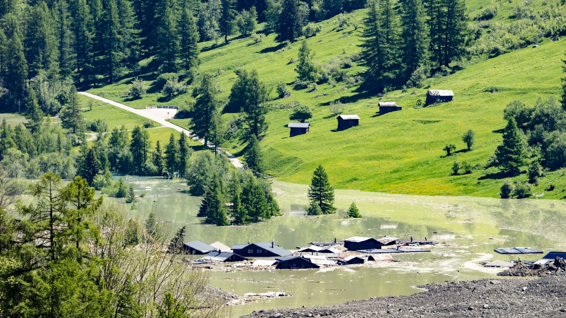 Der Fluss Lonza hat sich in dem Schweizer Bergdorf Blatten zu einem großen See aufgestaut.
