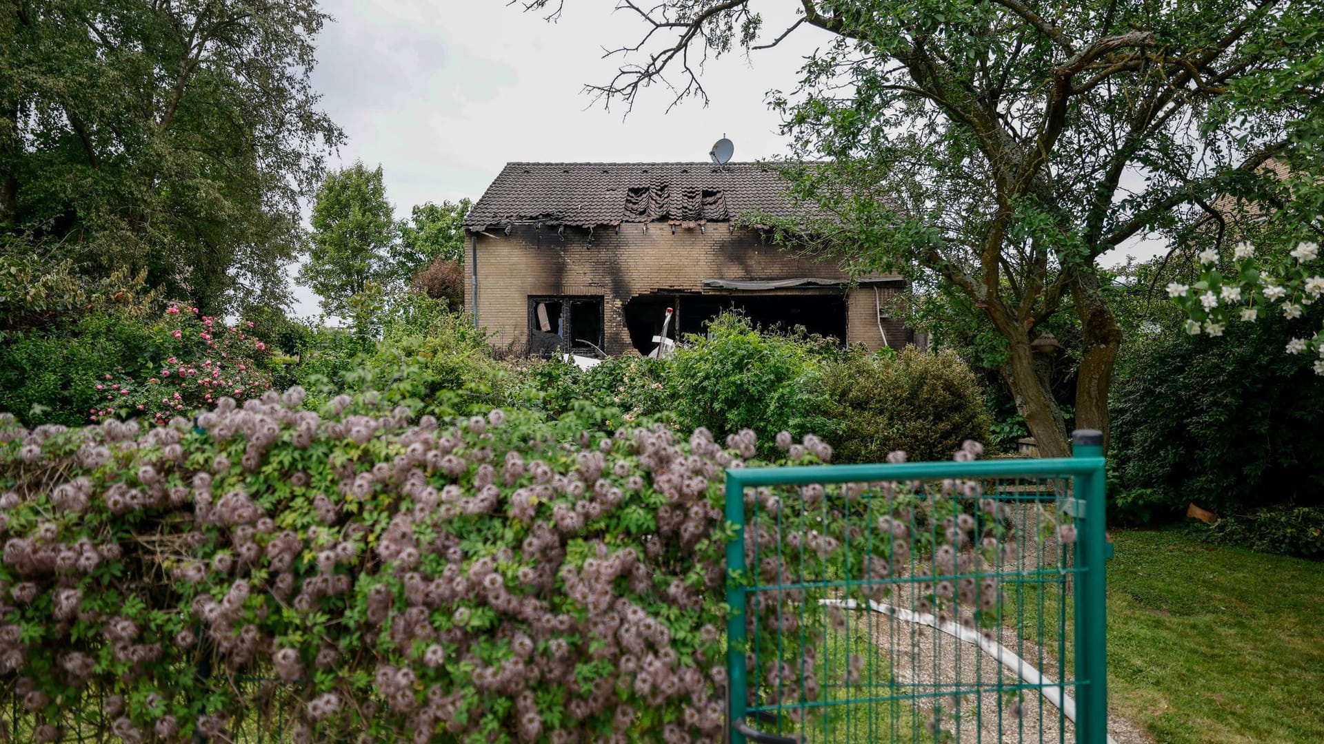 Trümmer eines Kleinflugzeugs liegen auf der Terrasse und im Garten eines Wohnhauses in Korschenbroich.