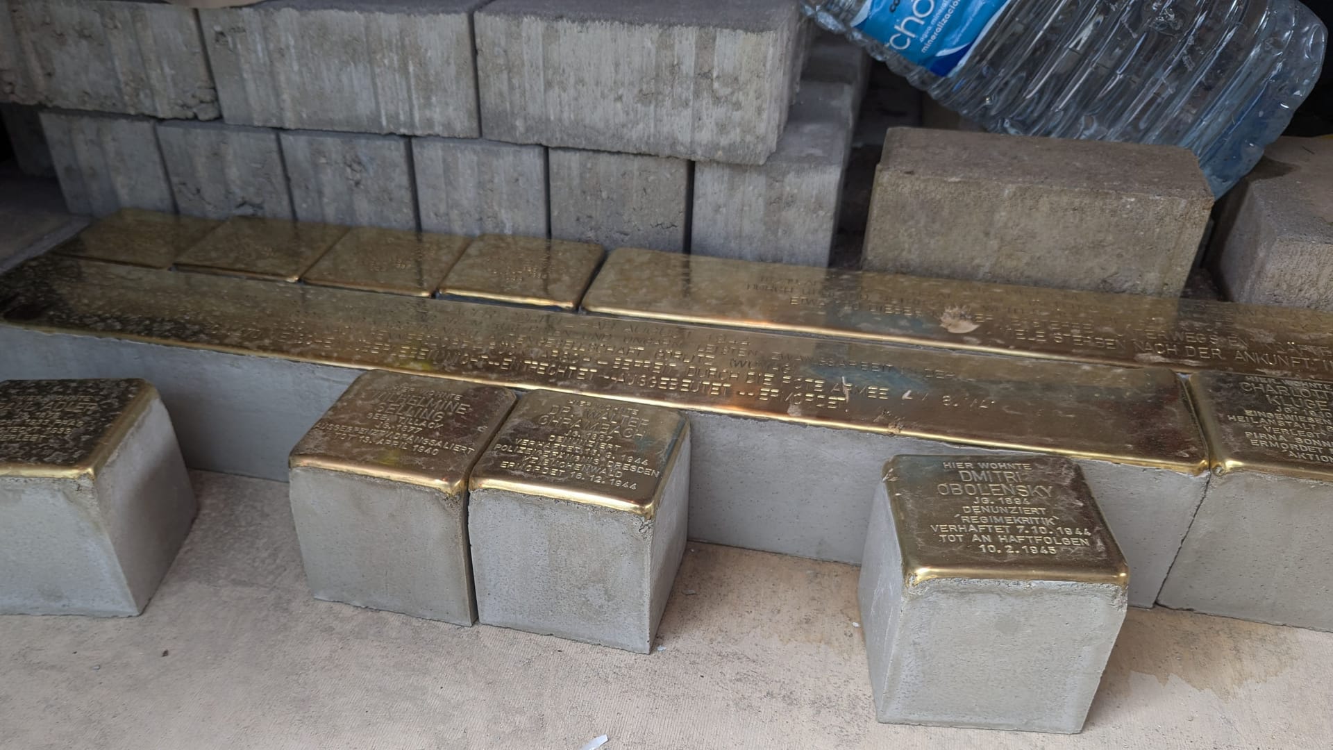 Ein Blick in den Transporter des Künstlers: 28 Stolpersteine wurden am Dienstag und Mittwoch in Dresden verlegt.