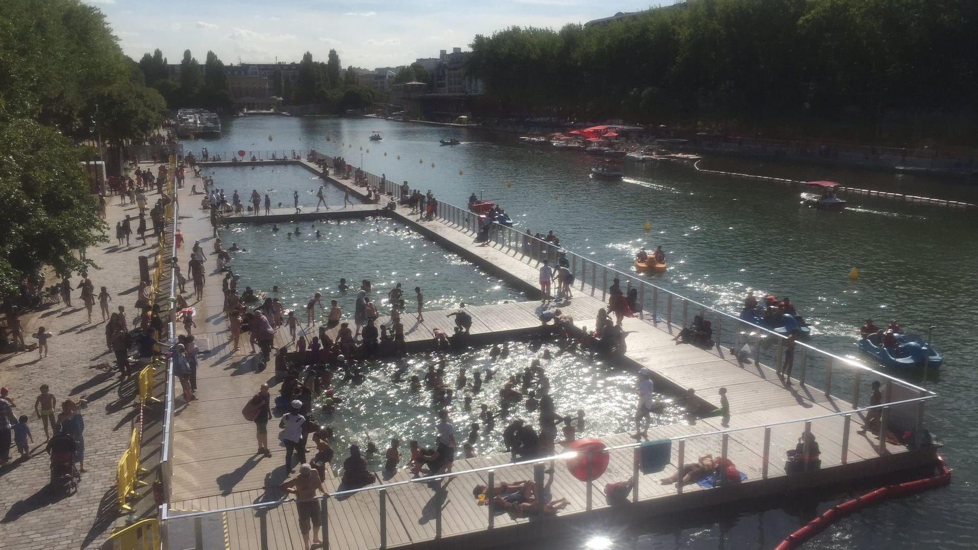 Paris eröffnet Freibad in Kanalbecken