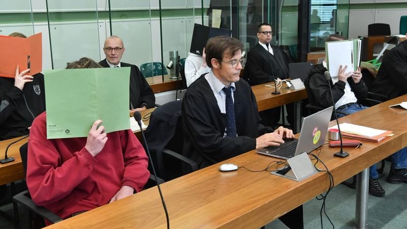 Beim Prozessauftakt gegen vier mutmaßliche Neonazis verbergen die Angeklagten ihre Gesichter hinter Aktendeckeln. Die vier Männer im Alter zwischen 17 und 20 Jahren sollen im Dezember 2024 zwei SPD-Wahlkämpfer attackiert haben. Am zweiten Prozesstag wurden Zeugen befragt. (zu dpa: «Prozess um Angriff auf SPD-Leute: «Kampfbereite Gruppe»») Beim Prozessauftakt gegen vier mutmaßliche Neonazis verbergen die Angeklagten ihre Gesichter hinter Aktendeckeln. Die vier Männer im Alter zwischen 17 und 20 Jahren sollen im Dezember 2024 zwei SPD-Wahlkämpfer attackiert haben. Am zweiten Prozesstag wurden Zeugen befragt. (zu dpa: «Prozess um Angriff auf SPD-Leute: «Kampfbereite Gruppe»»)