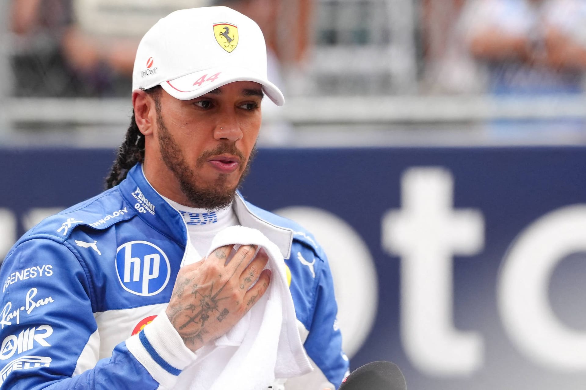 Lewis Hamilton: Der Brite war alles andere als glücklich mit der Teamleistung.