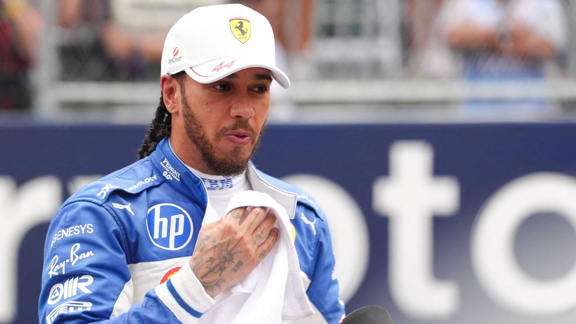 Lewis Hamilton: Der Brite war alles andere als glücklich mit der Teamleistung. Lewis Hamilton: Der Brite war alles andere als glücklich mit der Teamleistung.