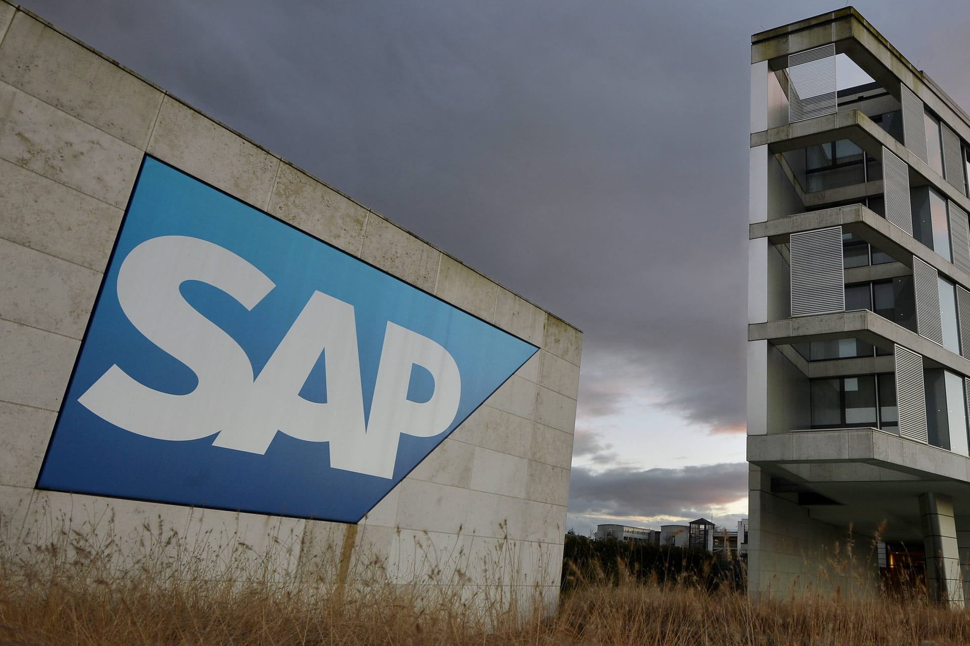 SAP Logo am Hauptsitz der Firma (Symbolbild): SAP ist laut der Studie von PwC das 31. wertvollste Unternehmen der Welt.