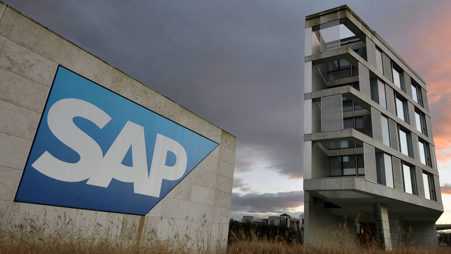 SAP Logo am Hauptsitz der Firma (Symbolbild): SAP ist laut der Studie von PwC das 31. wertvollste Unternehmen der Welt. SAP Logo am Hauptsitz der Firma (Symbolbild): SAP ist laut der Studie von PwC das 31. wertvollste Unternehmen der Welt.