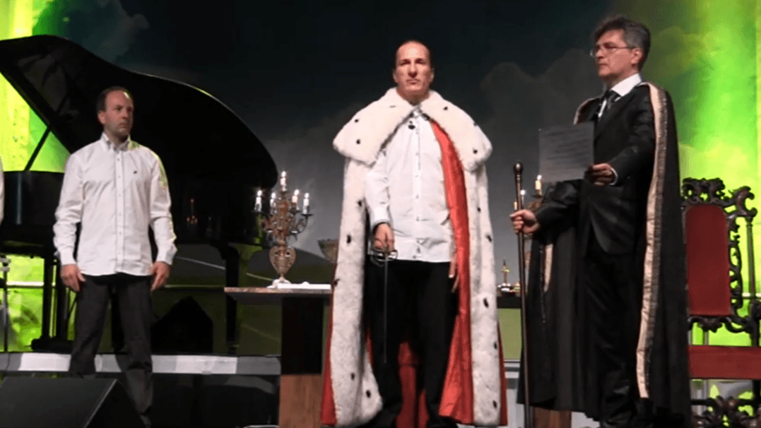Königreich und Oberhaupt: 2012 wurde das "Königreich Deutschland" in einer feierlichen Zeremonie ausgerufen und Peter Fitzek als Peter I. zum "obersten Souverän" gekürt. Die Teilnehmer schafften es, dabei ernst zu bleiben.