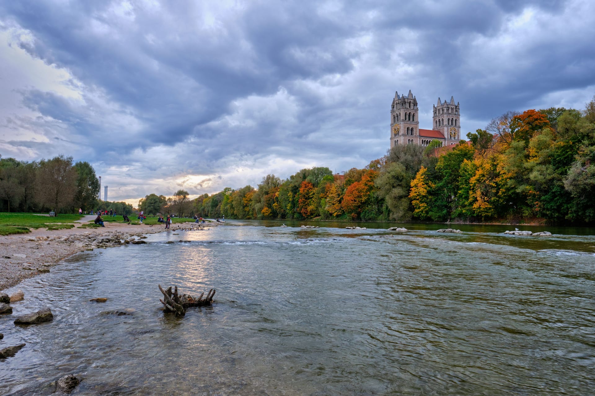 Wolken über München (Archivbild): Die Sonne ist am Freitag kaum über der Stadt zu sehen.