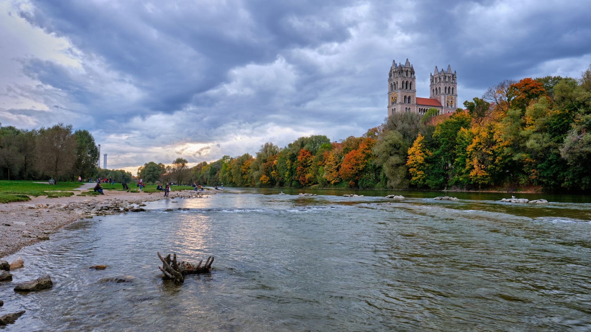 Wolken über München (Archivbild): Die Sonne ist am Freitag kaum über der Stadt zu sehen.