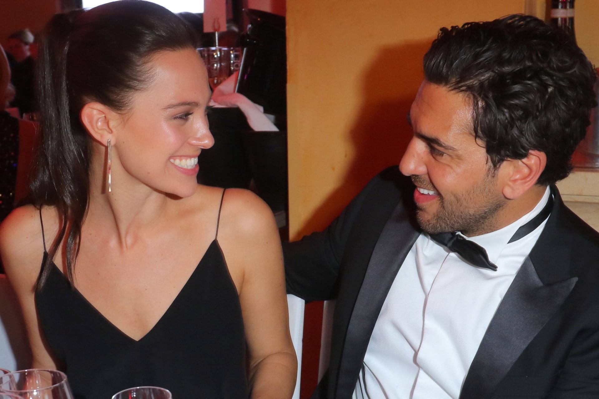 Elyas M' Barek: 2016 turtelte er mit Julia Czechner.