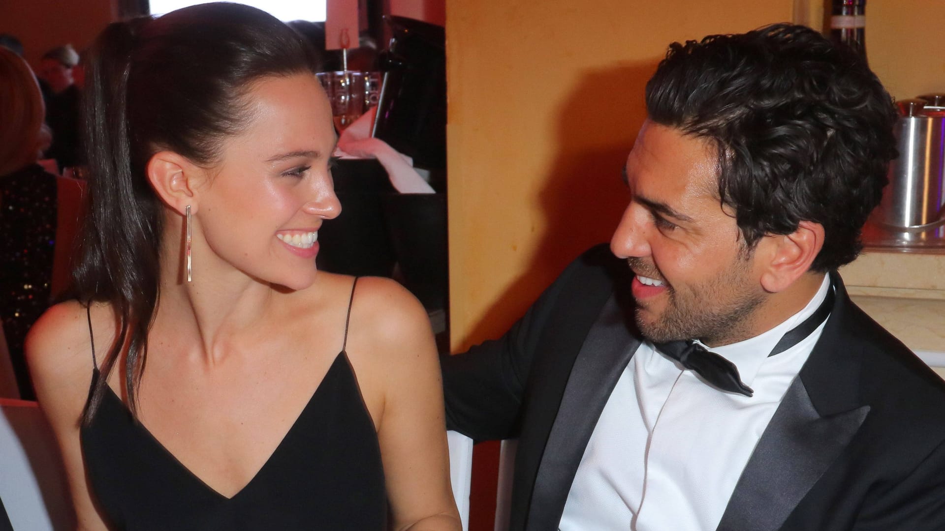 Elyas M' Barek: 2016 turtelte er mit Julia Czechner.