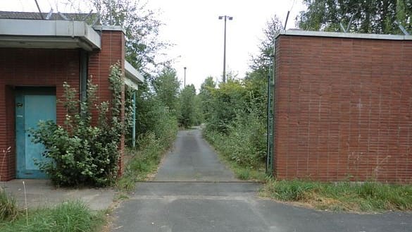 Eingangsbereich zur JVA im Blockland (Archivfoto): Seit 2004 stehen die Gebäude leer und verfallen zusehends. Eingangsbereich zur JVA im Blockland (Archivfoto): Seit 2004 stehen die Gebäude leer und verfallen zusehends.