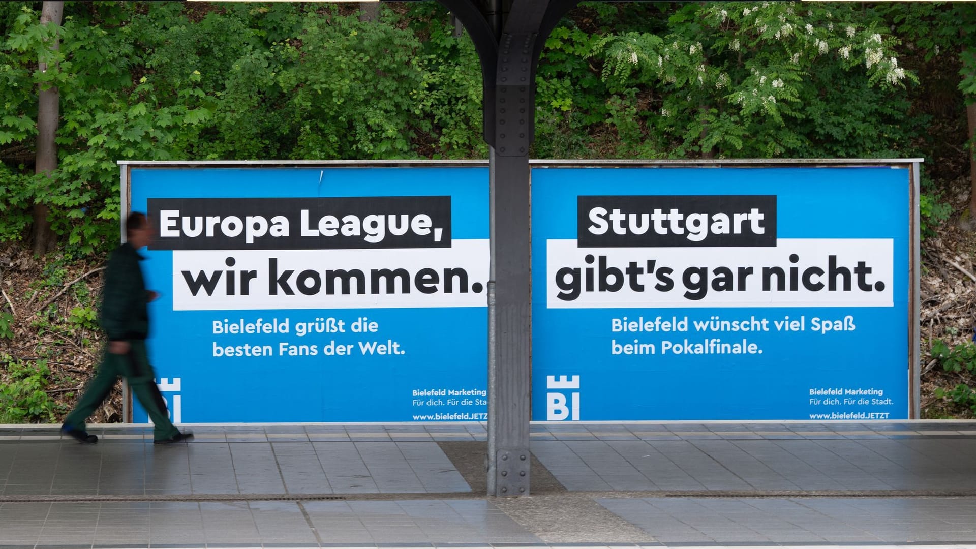 Vor dem DFB-Pokalfinale - Plakataktion Bielefeld