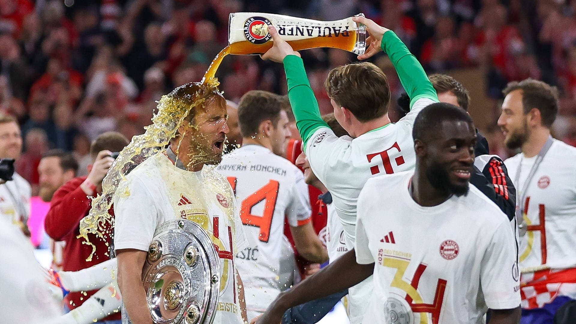 Bierdusche für Harry Kane: Bei einer Ibiza-Party ging es für die Bayern-Stars wohl gesitteter zu.