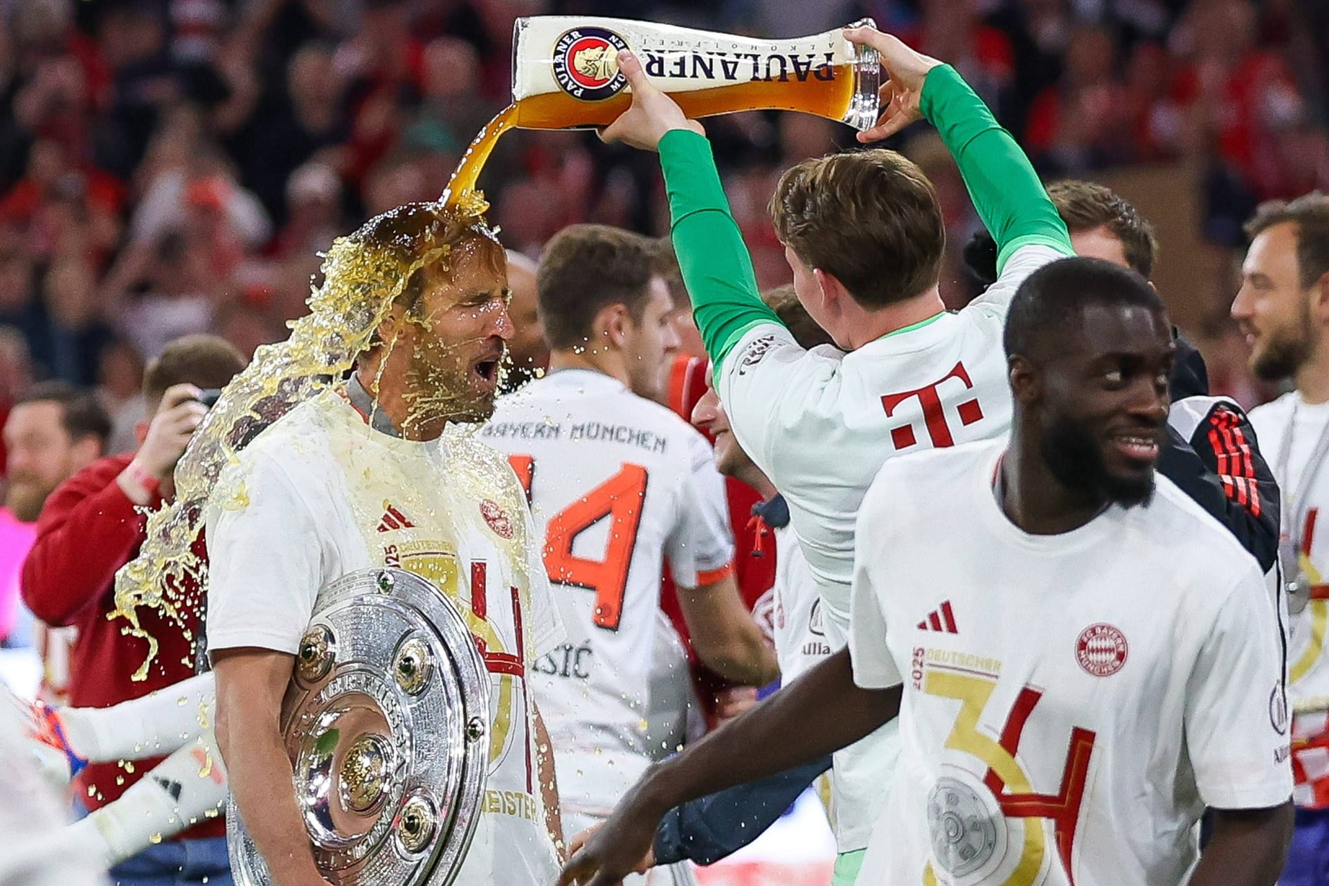 Bierdusche für Harry Kane: Bei einer Ibiza-Party ging es für die Bayern-Stars wohl gesitteter zu.