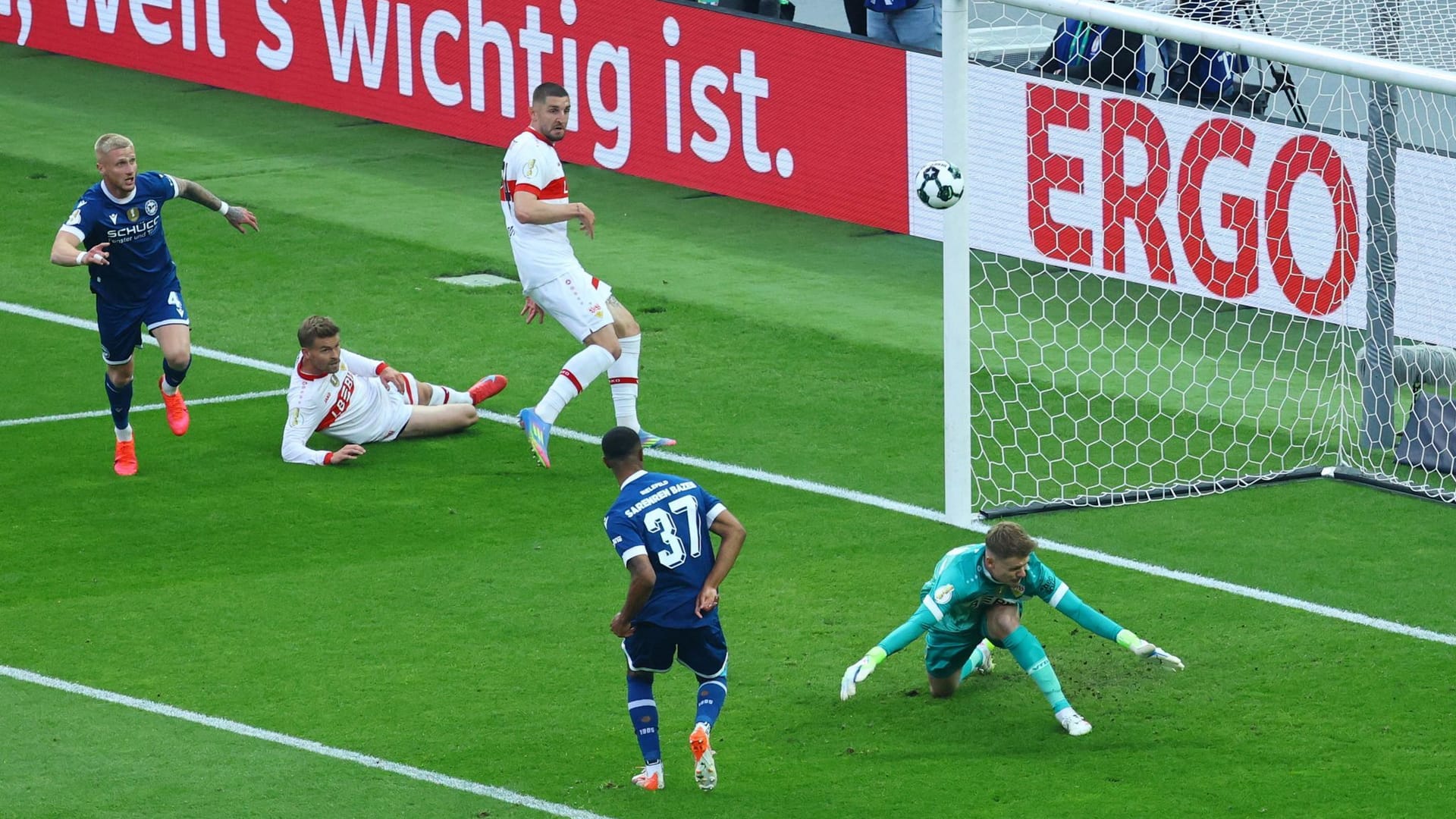 Noah-Joel Sarenren Bazee (Rückennummer 37) schoss den Ball aus fünf Metern nur an die Latte.