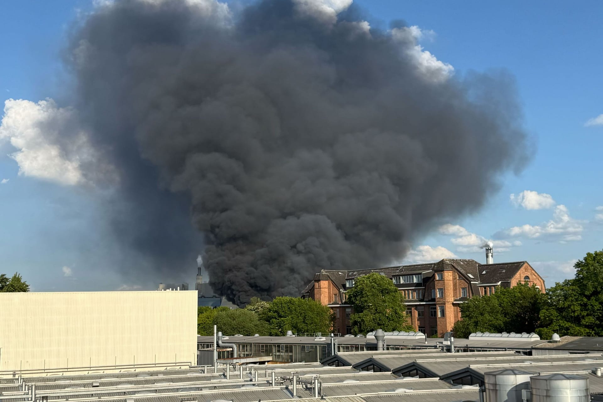 Rauchwolke über Berlin-Spandau: Das Feuer griff auf weitere Gebäude über.