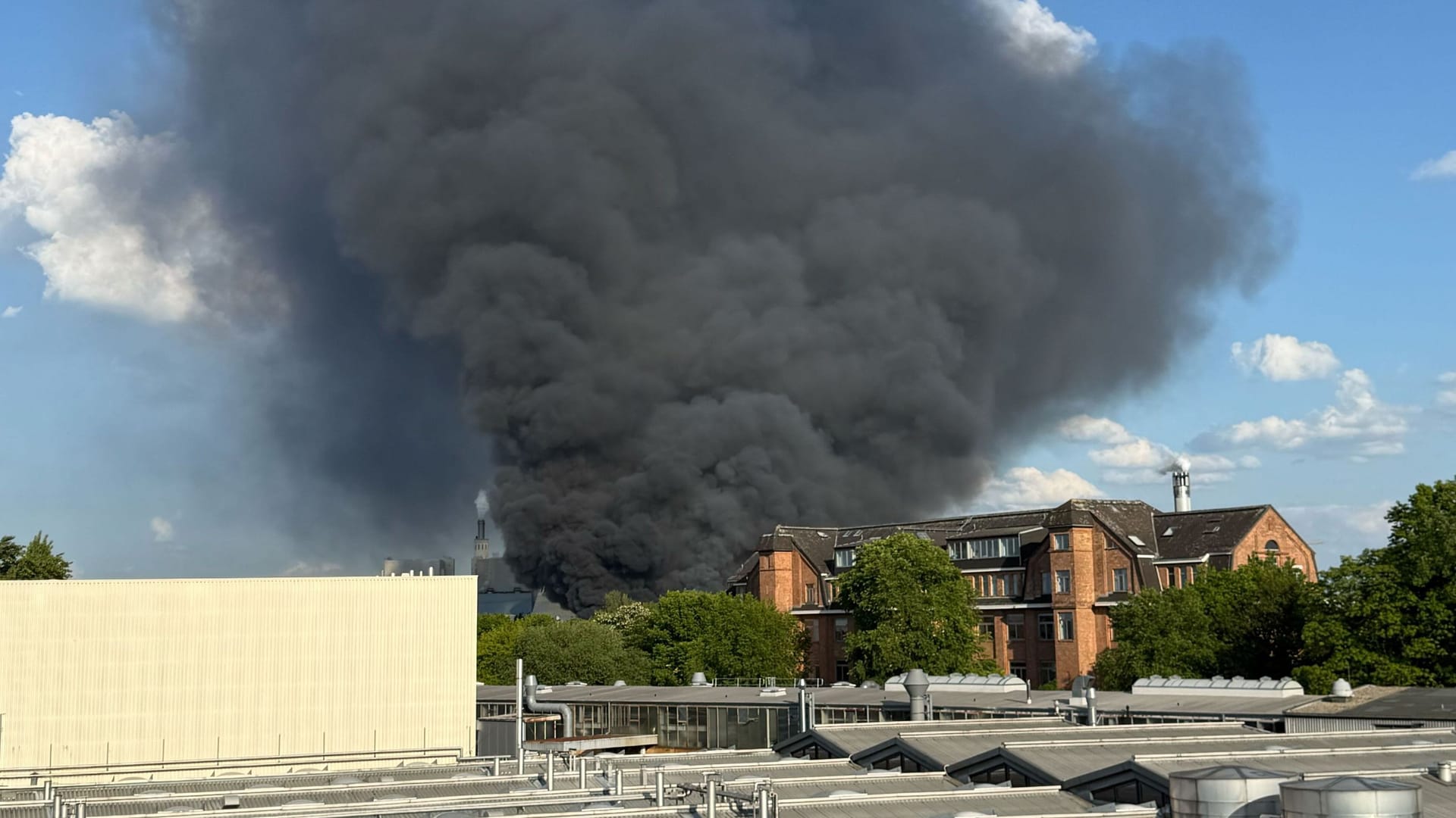 Rauchwolke über Berlin-Spandau: Das Feuer griff auf weitere Gebäude über. Rauchwolke über Berlin-Spandau: Das Feuer griff auf weitere Gebäude über.