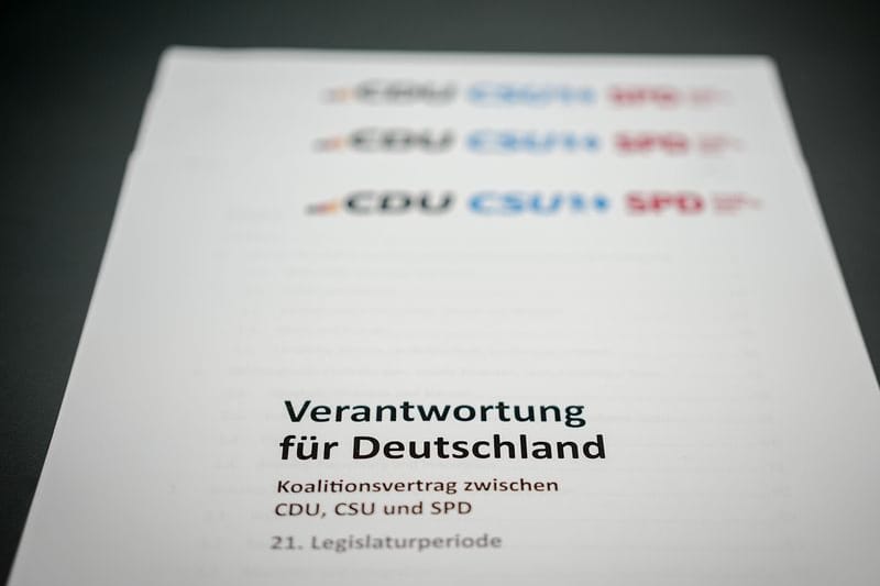 Der Koalitionsvertrag von CDU, CSU und SPD mit der Überschrift "Verantwortung für Deutschland".
