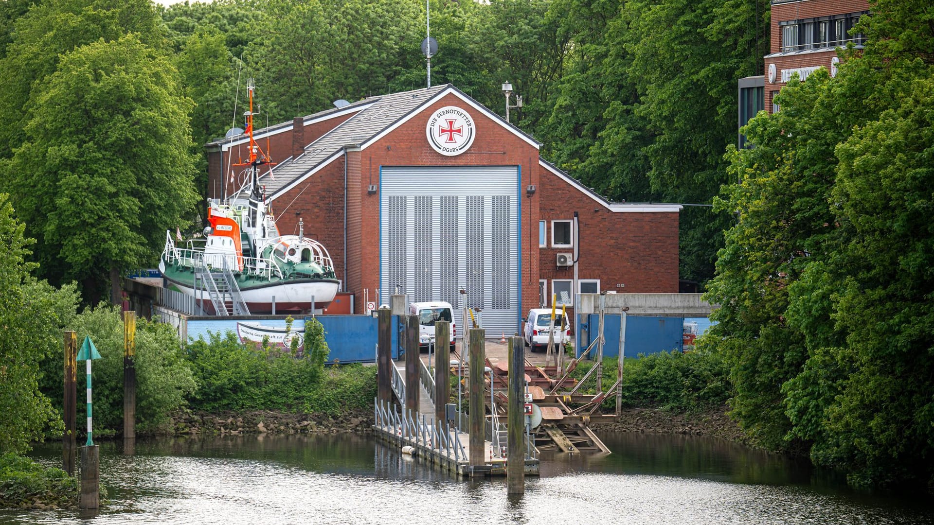 Die Zentrale der Deutsche Gesellschaft zur Rettung Schiffbrüchiger (DGzRS) an der Weser in Bremen.