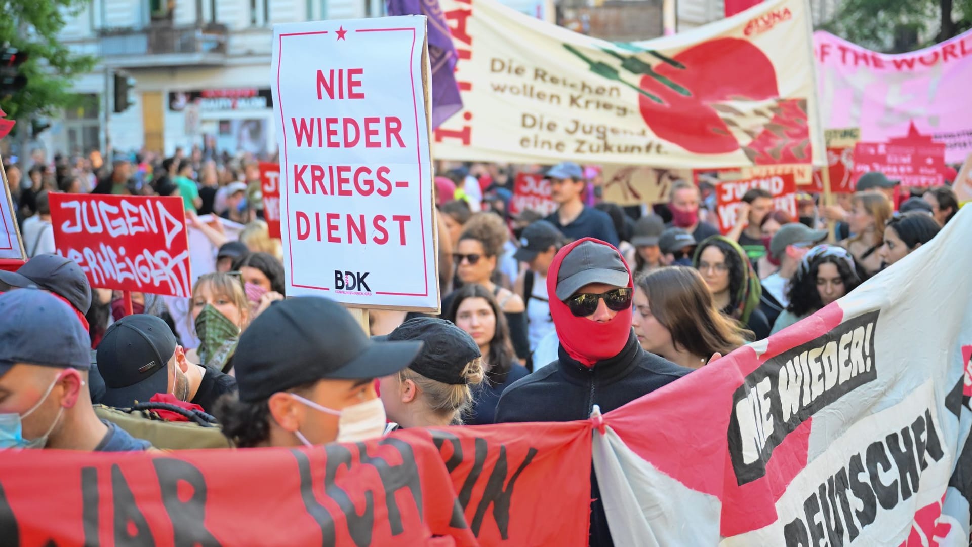 Teilnehmer gehen während der "Revolutionären 1. Mai-Demo 2025" über die Straße.