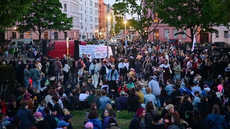 Demonstrantinnen sitzen und stehen während der Demonstration «Take back the Night» im Berliner Bezirk Friedrichshain auf dem Mariannenplatz.