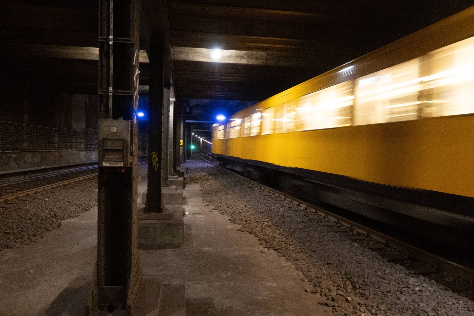 Eine BVG-Bahn unterwegs (Symbolfoto): Ein 100 Jahre alter Tunnel soll wiederbelebt werden.