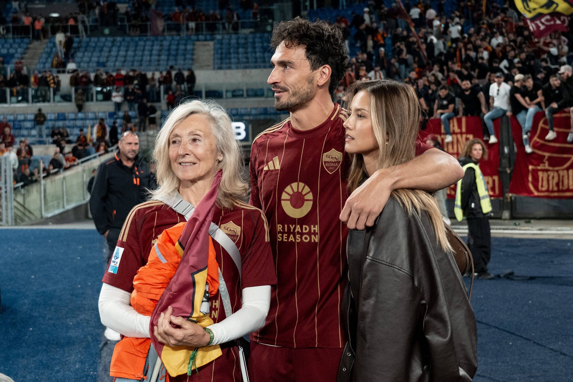Mats Hummels mit seiner Mutter Ulla und seiner Partnerin Nicola.