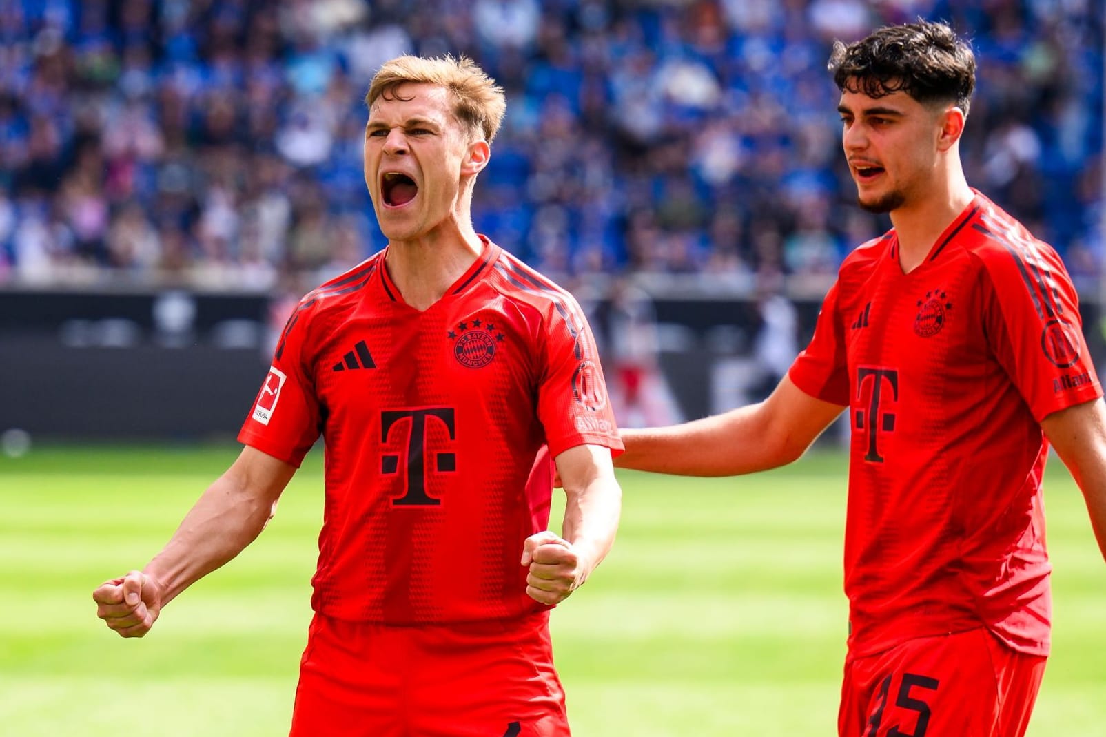 Joshua Kimmich (.) jubelt mit Aleksandar Pavlović: Die Münchner haben sich mit einem Sieg aus der Saison verabschiedet.