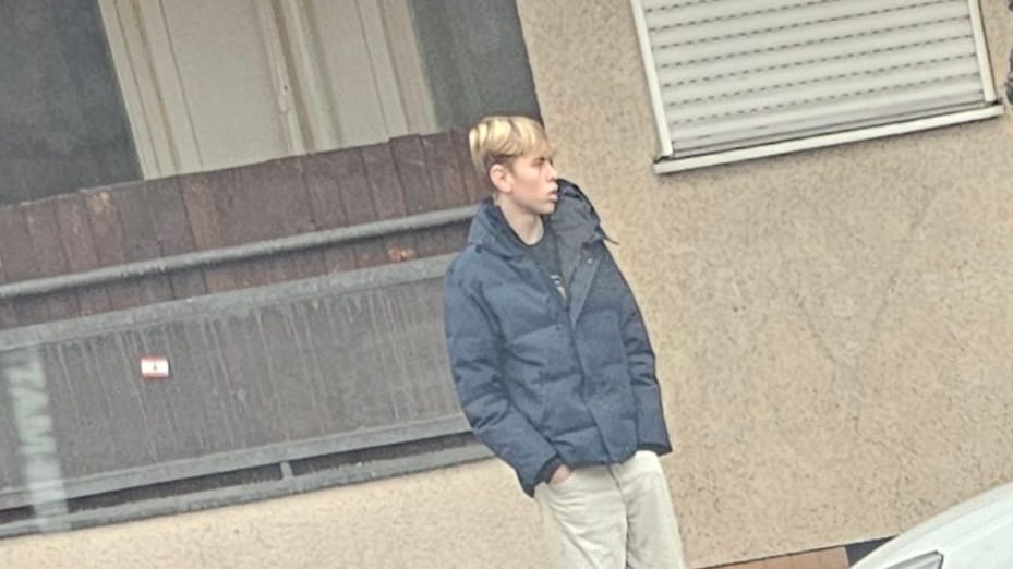 Tatverdächtiger in zwei Betrugsfällen: Die Berliner Polizei sucht diesen jungen Mann. Tatverdächtiger in zwei Betrugsfällen: Die Berliner Polizei sucht diesen jungen Mann.