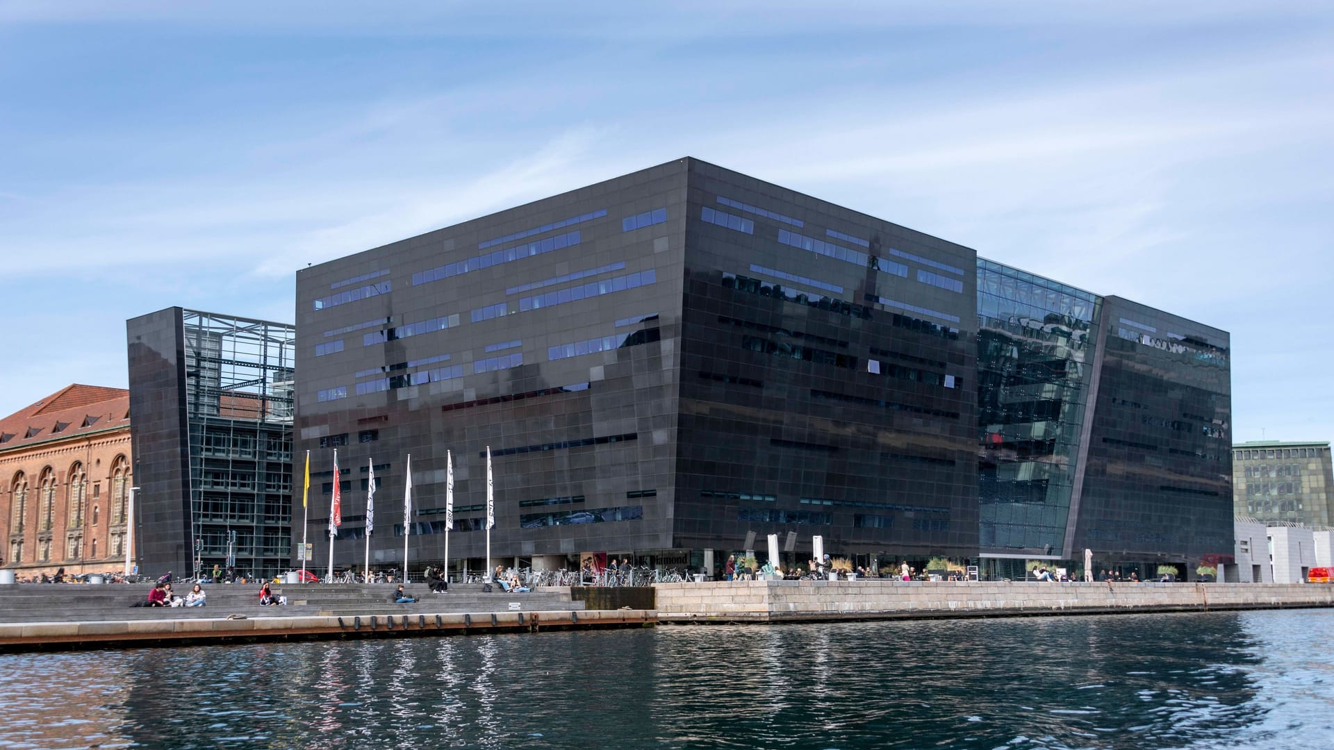 Der Schwarze Diamant: Im Anbau der Königlichen Bibliothek in Kopenhagen spiegeln sich Himmel und Wasser der Uferpromenade.