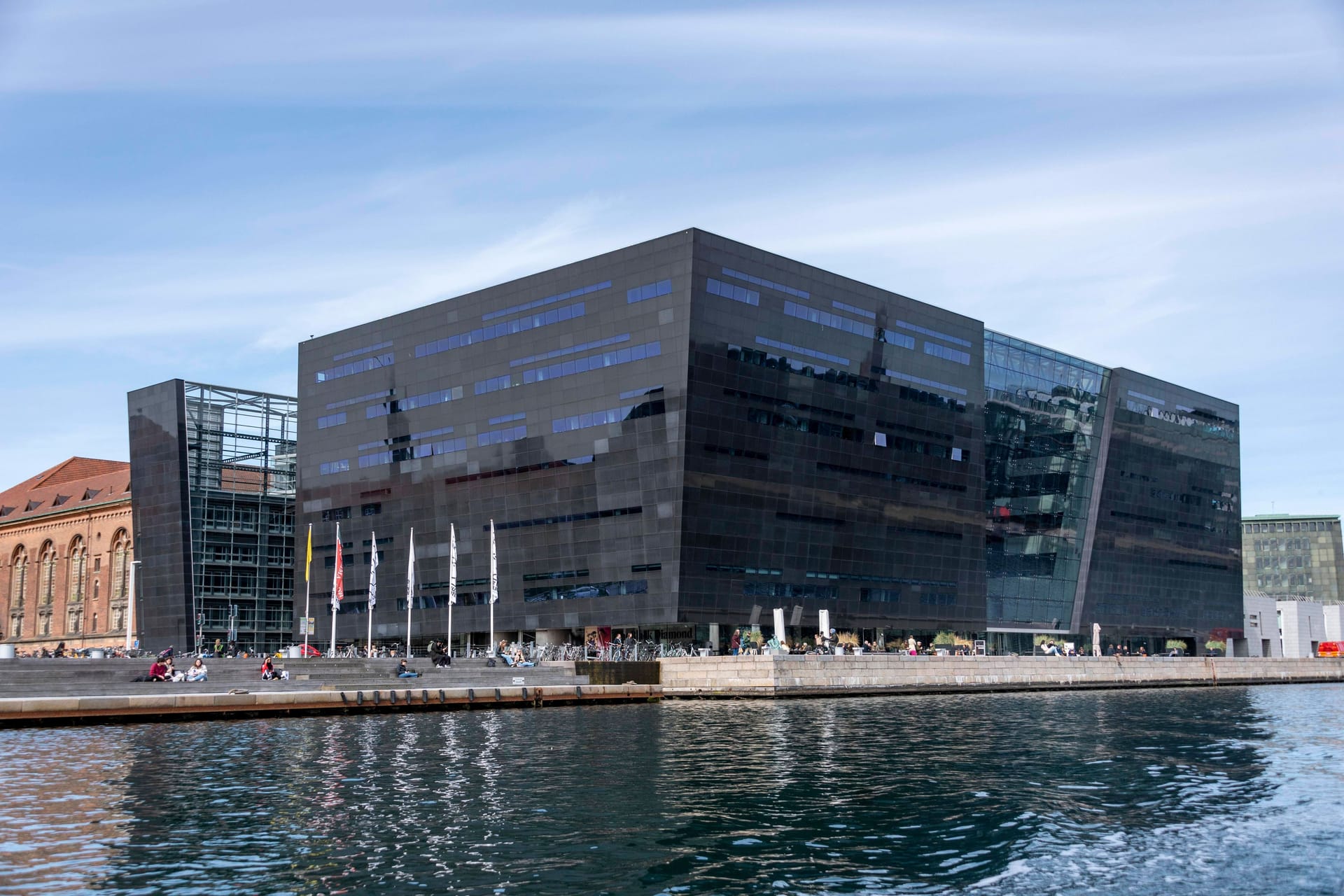 Der Schwarze Diamant: Im Anbau der Königlichen Bibliothek in Kopenhagen spiegeln sich Himmel und Wasser der Uferpromenade.
