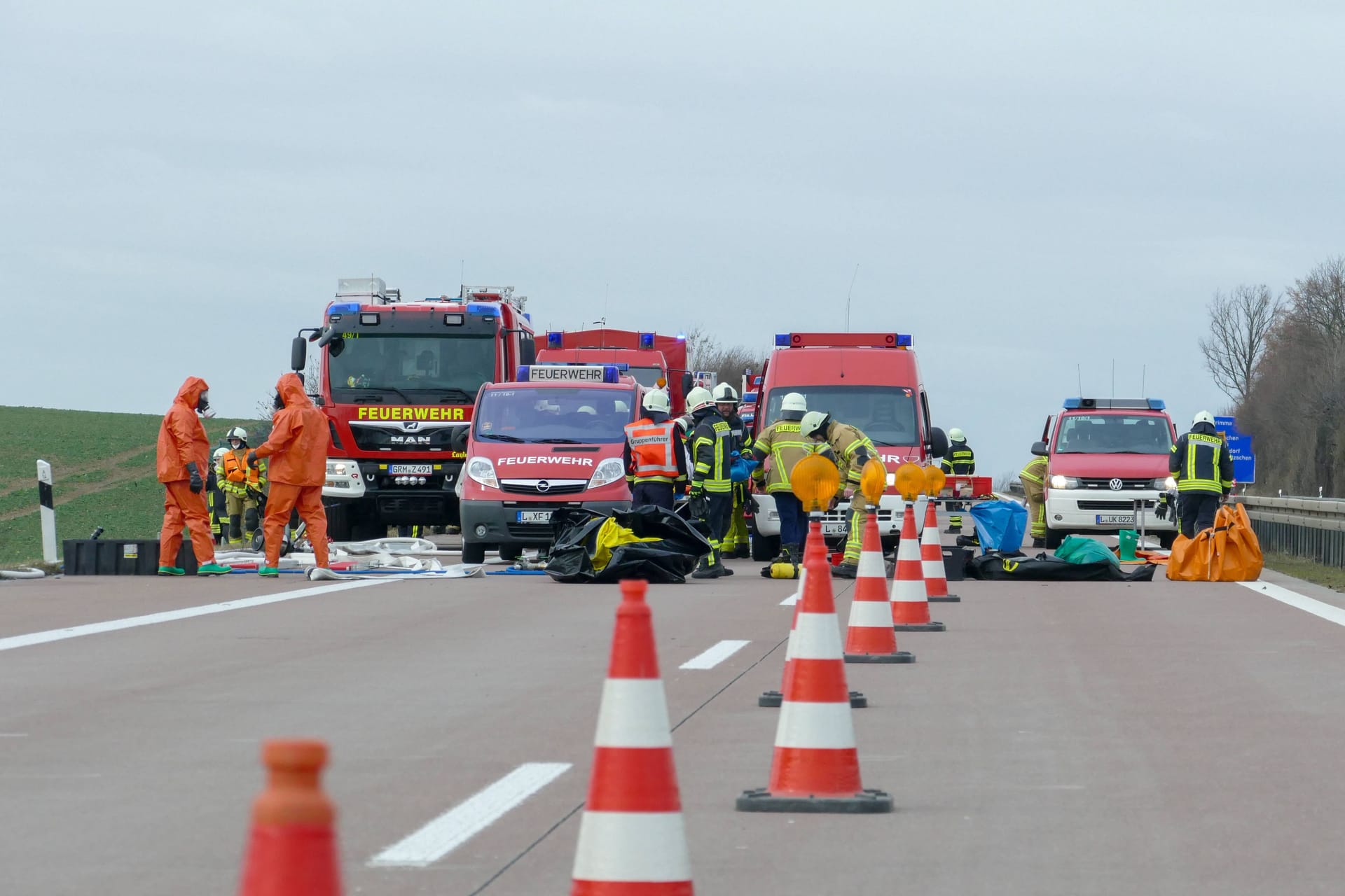 Gefahrgut-Einsatz auf der Autobahn (Symbolbild): Die A4 wurde am Montag gesperrt, nachdem mehrere Menschen mutmaßlich durch Essigsäure verletzt wurden.