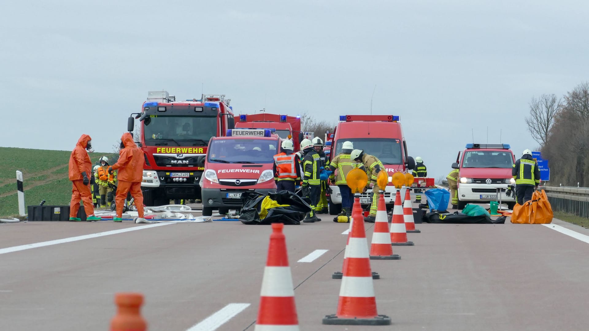 Gefahrgut-Einsatz auf der Autobahn (Symbolbild): Die A4 wurde am Montag gesperrt, nachdem mehrere Menschen mutmaßlich durch Essigsäure verletzt wurden. Gefahrgut-Einsatz auf der Autobahn (Symbolbild): Die A4 wurde am Montag gesperrt, nachdem mehrere Menschen mutmaßlich durch Essigsäure verletzt wurden.