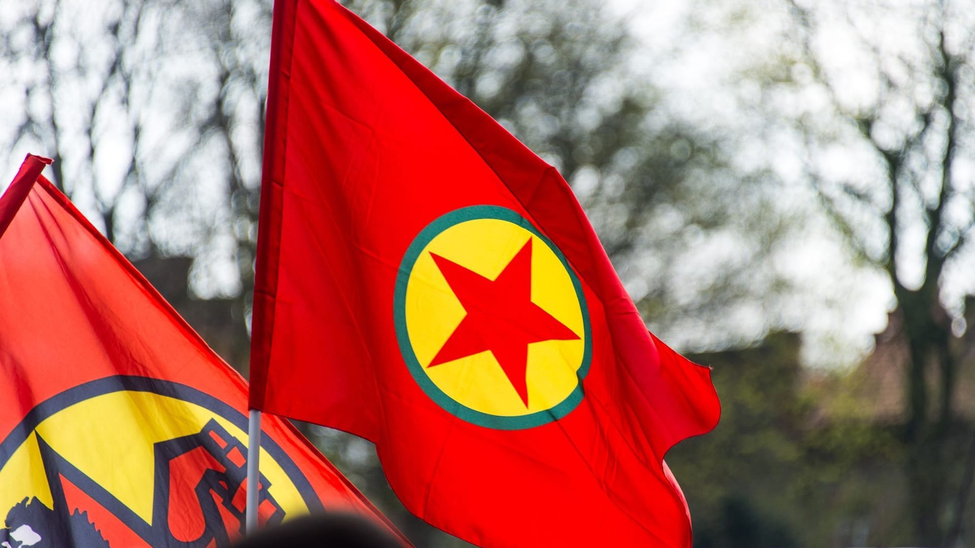 Flagge der verbotenen kurdischen Arbeiterpartei PKK (Symbolbild): Die Organisation gilt in Deutschland, der EU und den USA als Terrorgruppe. Flagge der verbotenen kurdischen Arbeiterpartei PKK (Symbolbild): Die Organisation gilt in Deutschland, der EU und den USA als Terrorgruppe.