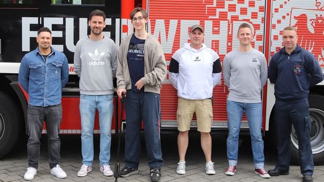 Keanu Fredriksson (3.vl) steht mit Einsatzkräften der Feuerwehr, die bei seinem Unfall im Einsatz waren, vor einem Löschfahrzeug: Rund anderthalb Jahre nach einem dramatischen Unfall hat ein damals 17-jähriger Schüler aus Essen seinen Lebensrettern bei der Feuerwehr in Essen gedankt. Keanu Fredriksson (3.vl) steht mit Einsatzkräften der Feuerwehr, die bei seinem Unfall im Einsatz waren, vor einem Löschfahrzeug: Rund anderthalb Jahre nach einem dramatischen Unfall hat ein damals 17-jähriger Schüler aus Essen seinen Lebensrettern bei der Feuerwehr in Essen gedankt.