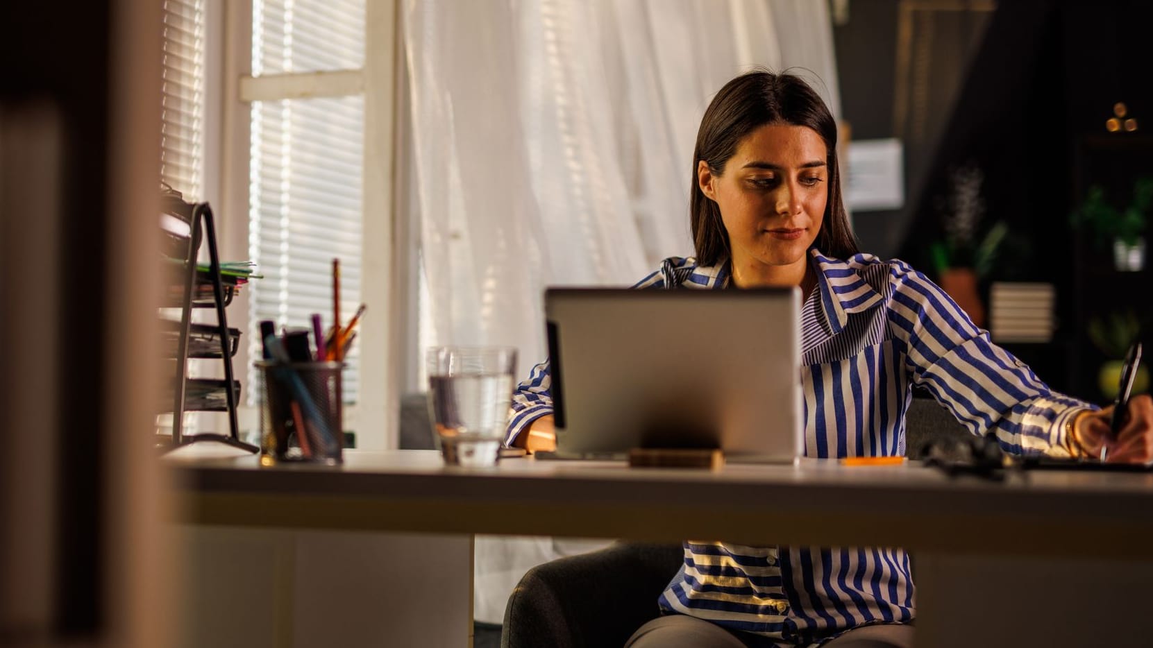 Homeoffice in den Abendstunden: Wer seine Arbeitszeit flexibel handhaben kann, ist zufriedener. Homeoffice in den Abendstunden: Wer seine Arbeitszeit flexibel handhaben kann, ist zufriedener.